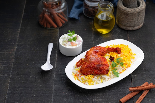 Pollo biryani o pollo Tandoori con riso basmati e raita come contorno