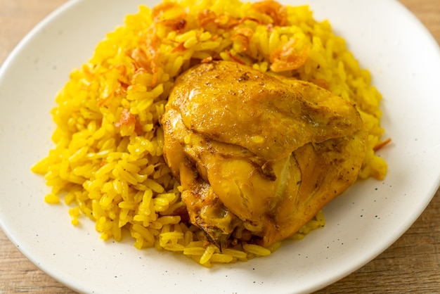 Pollo Biryani o riso al curry e pollo - Versione thailandese-musulmana del biryani indiano, con riso giallo profumato e pollo - Stile di cibo musulmano