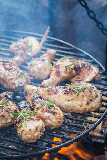 Pollo caldo alla griglia con spezie e rosmarino per grigliare