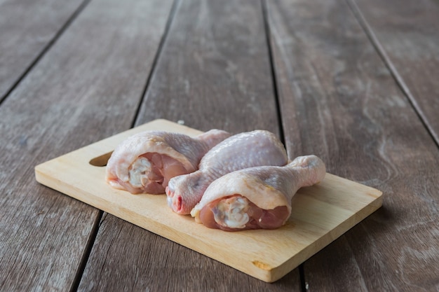 pollo, carne fresca sul tagliere di legno