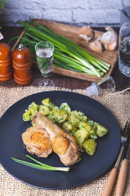 Pollo con patate, pomodori salati e funghi in salamoia