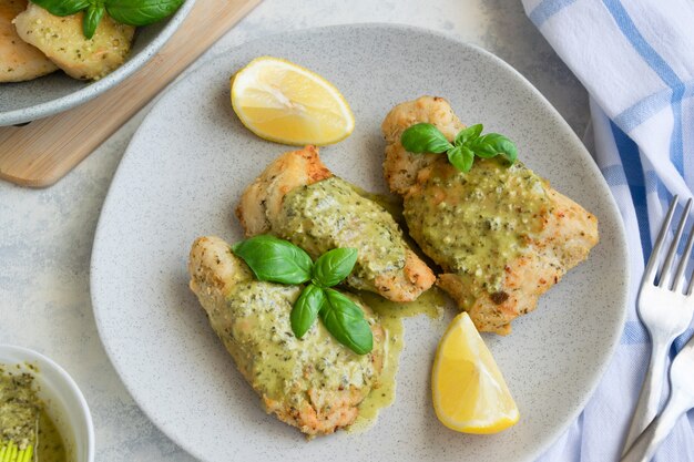 Pollo con pesto di basilico fresco fatto in casa