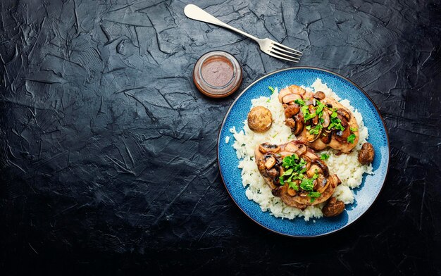 Pollo con salsa al marsala e riso