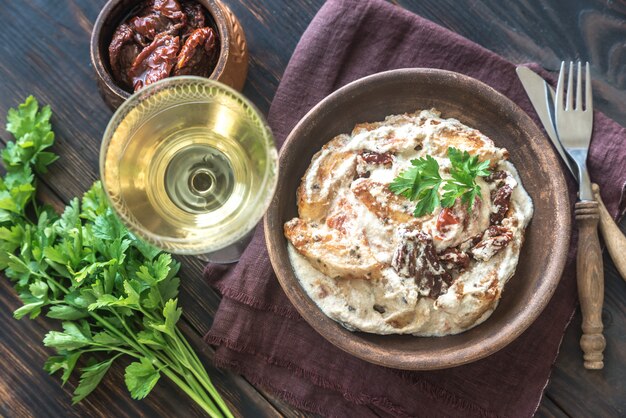 Pollo con salsa di crema di pomodoro