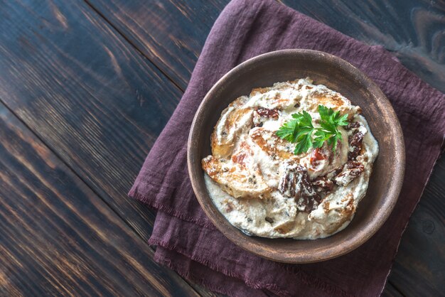 Pollo con salsa di pomodoro e crema