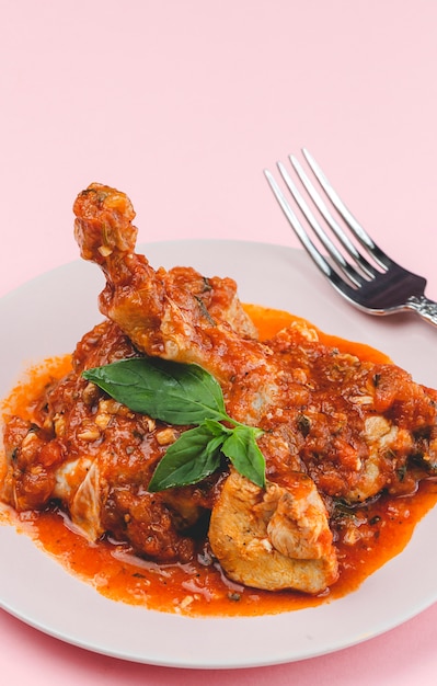 Pollo con salsa di pomodoro