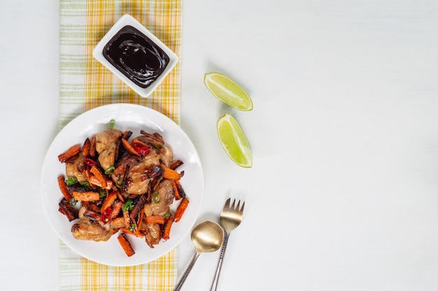 Pollo con salsa teriyaki e lime su uno sfondo bianco