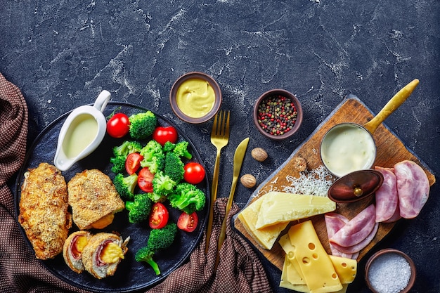 Pollo Cordon Bleu su un piatto nero