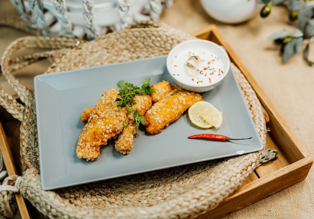 Pollo croccante sano con salsa