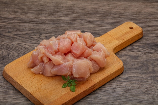 Pollo crudo a cubetti per la cottura