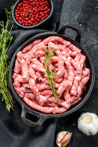 Pollo crudo, carne macinata di tacchino in una padella. Carni biologiche, tritare. Vista dall'alto