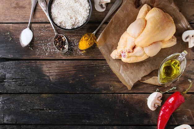 Pollo crudo con condimento e riso