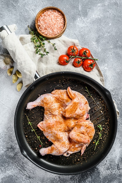 Pollo crudo con rosmarino e pepe