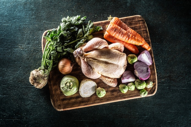 Pollo crudo con verdure fresche brodo pronto per la cottura Top of view