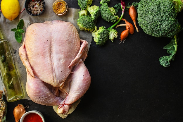 pollo crudo in marinata per cottura al forno o barbecue