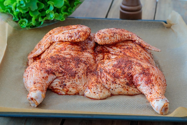 Pollo crudo intero su un vassoio del forno