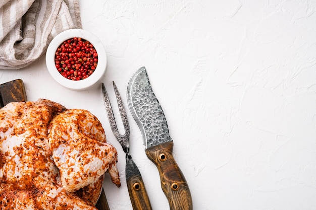 Pollo crudo marinato preparato in stile asiatico, su sfondo di tavolo in pietra bianca, vista dall'alto piatto, con spazio per la copia del testo