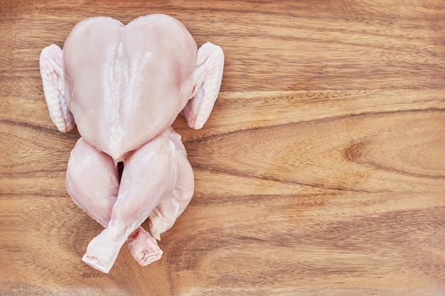 Pollo crudo senza pelle sul tagliere.