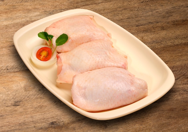 Pollo crudo su legno