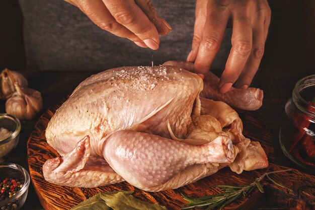 Pollo crudo su un tagliere di legno