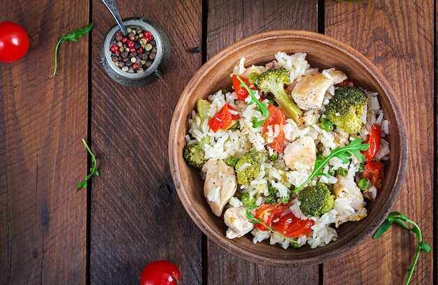 Pollo delizioso, broccoli, piselli, soffritto di pomodoro con riso.