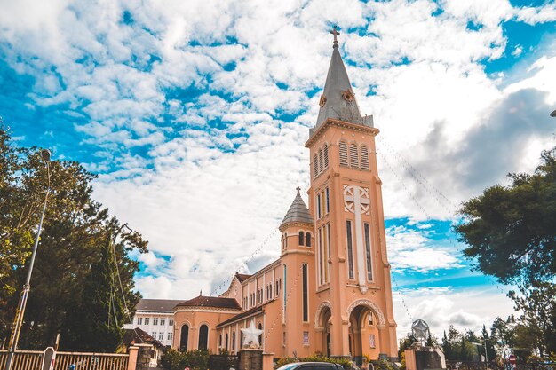 Pollo della cattedrale Questa è la famosa architettura antica dove attrae altri turisti a Da Lat