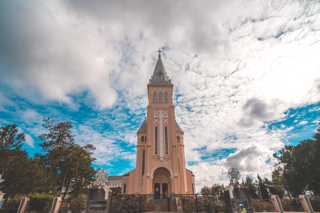 Pollo della cattedrale Questa è la famosa architettura antica dove attrae altri turisti a Da Lat