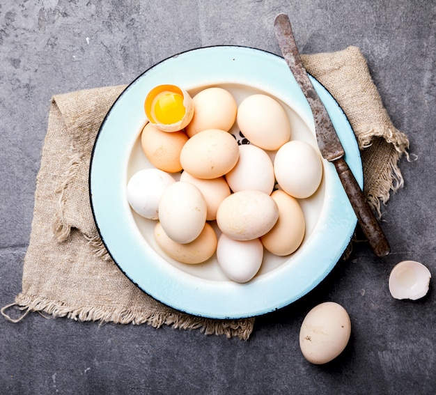 Pollo delle uova casalingo in una ciotola del metallo