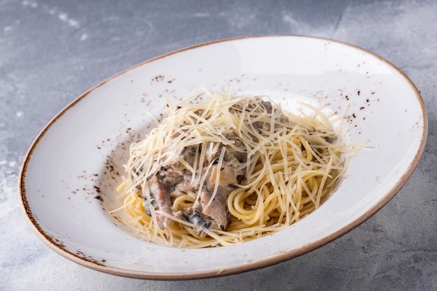 Pollo e funghi degli spaghetti su una zolla.