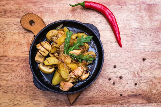 Pollo e patate con erbe aromatiche in padella