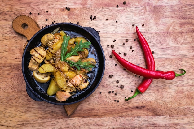 Pollo e patate con erbe aromatiche in padella