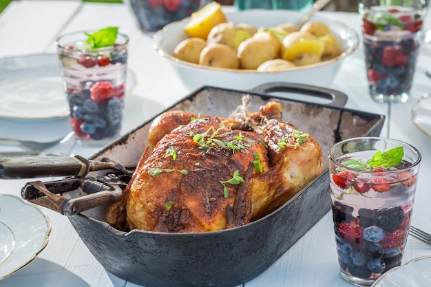 Pollo e patate saporiti serviti in una giornata di sole