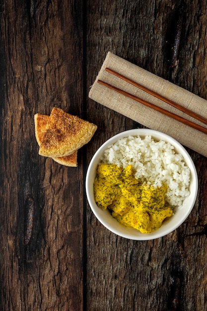 Pollo fatto in casa con curry e riso basmati