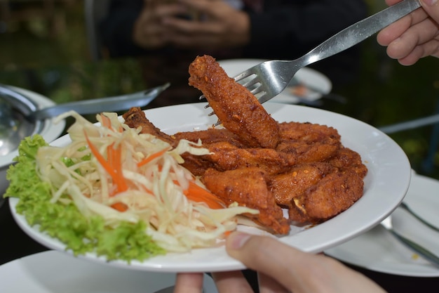Pollo fritto ali di pollo salsa di pesce cibo popolare