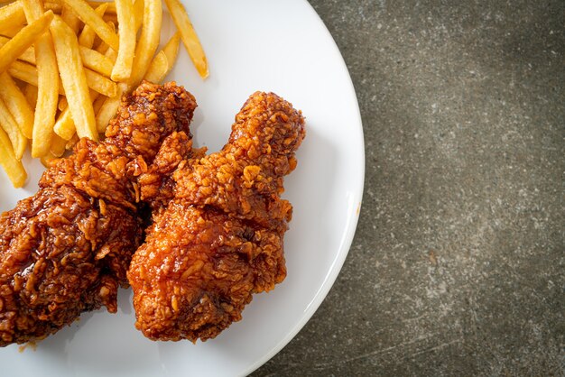 pollo fritto alla coreana piccante con patatine fritte