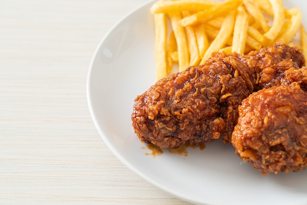 pollo fritto alla coreana piccante con patatine fritte