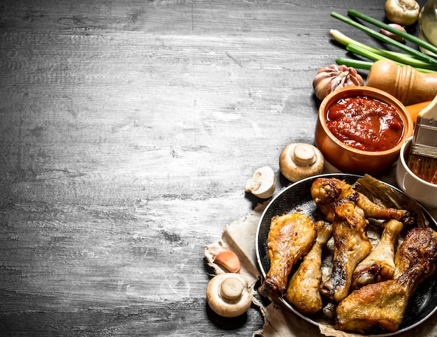 Pollo fritto con funghi, aglio, cipolle e salsa piccante