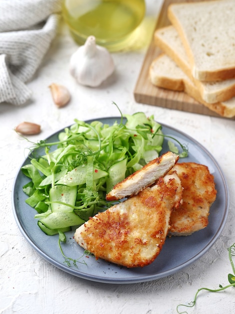 Pollo fritto con insalata verde