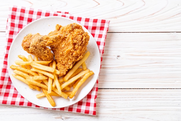 Pollo fritto con patatine fritte e farina di pepite