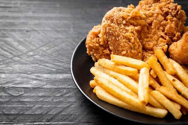 pollo fritto con patatine fritte e farina di pepite