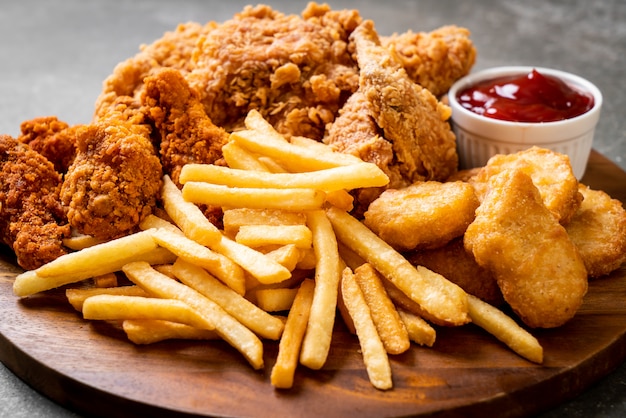 pollo fritto con patatine fritte e farina di pepite