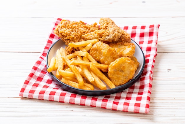 pollo fritto con patatine fritte e farina di pepite