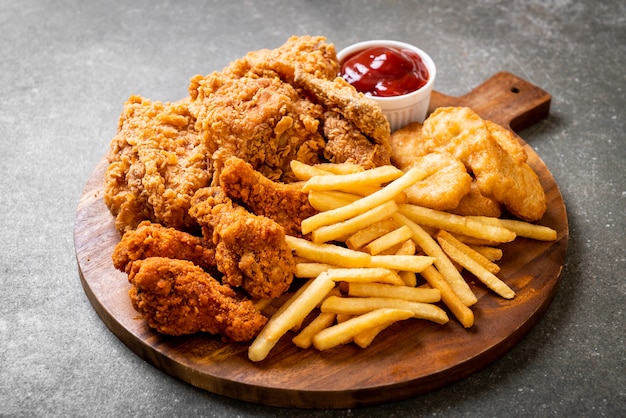 pollo fritto con patatine fritte e farina di pepite