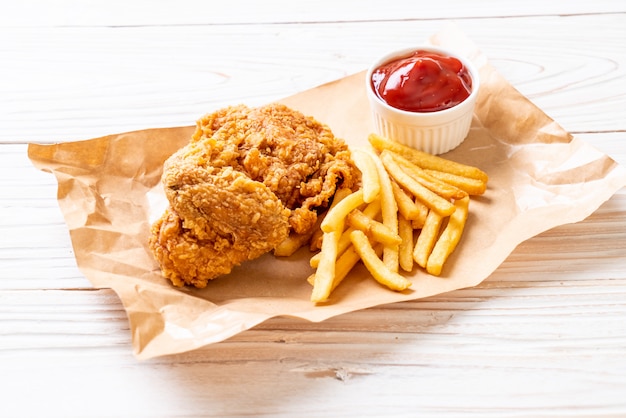 pollo fritto con patatine fritte e farina di pepite