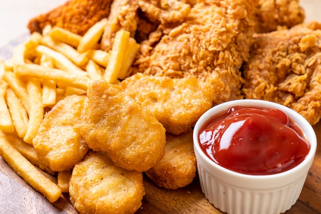 pollo fritto con patatine fritte e farina di pepite