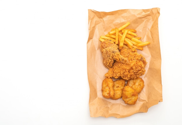 pollo fritto con patatine fritte e pasto di pepite