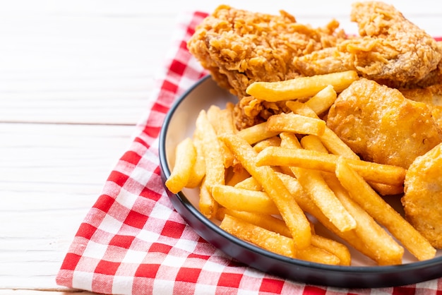 pollo fritto con patatine fritte e pasto di pepite