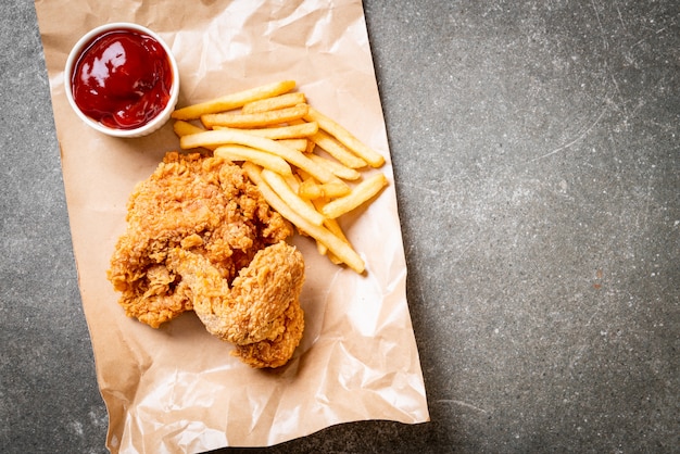 pollo fritto con patatine fritte e pasto di pepite