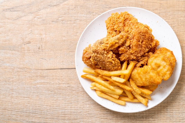 pollo fritto con patatine fritte e pasto di pepite