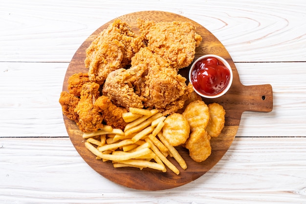 pollo fritto con patatine fritte e pasto di pepite